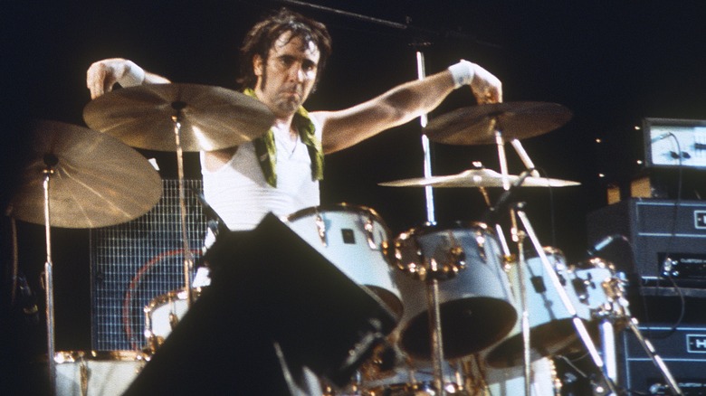 Keith Moon joue de la batterie