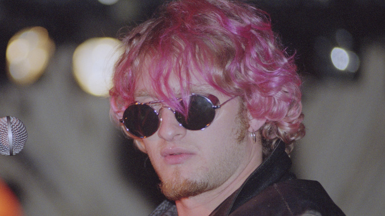 Layne Staley chantant sur scène avec des cheveux roses