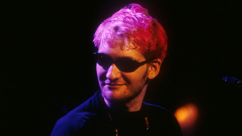 Layne Staley souriant avec des lunettes de soleil lors de MTV Unplugged