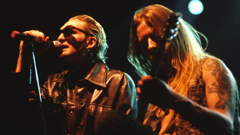 Layne Staley chantant pendant que Jerry Cantrell joue de la guitare