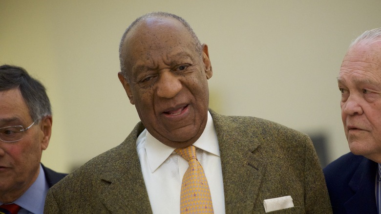 Bill Cosby en costume et cravate