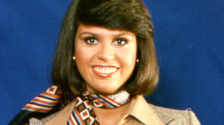 Marie Osmond, photo de presse des années 1970, souriant avec une écharpe