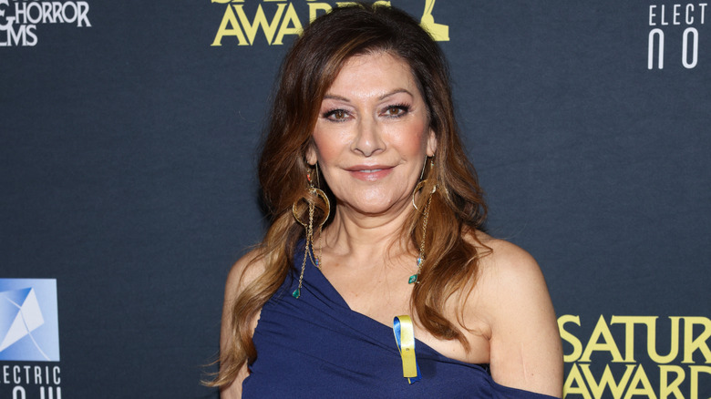 Marina Sirtis posant dans une robe bleue aux Saturn Awards