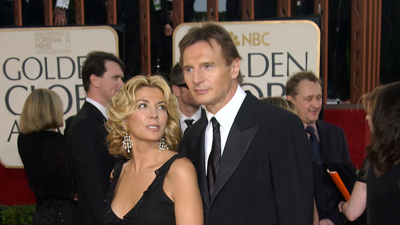 Natasha Richardson et Liam Neeson posant