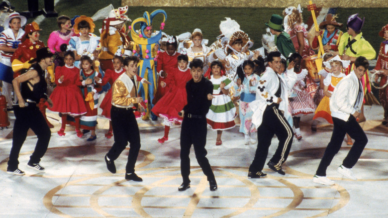 New Kids on the Block et des enfants lors du spectacle de mi-temps du Super Bowl 1991