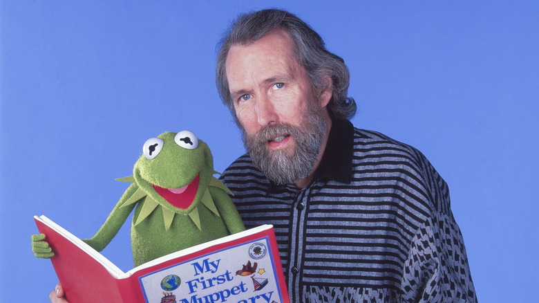 Jim Henson et Kermit la grenouille lisant un livre