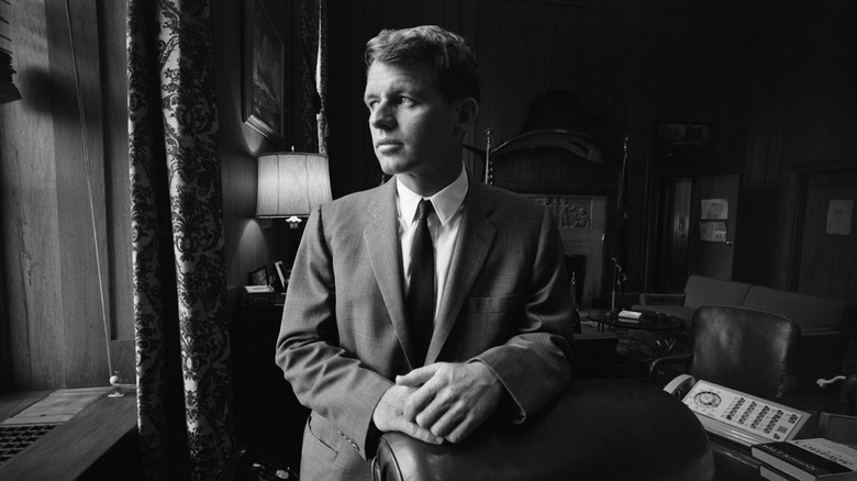 Bobby Kennedy regardant par la fenêtre