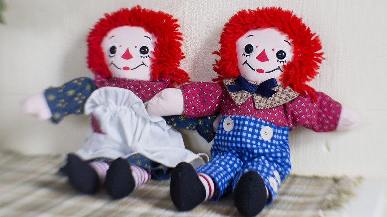 Raggedy Ann et Andy sur un lit