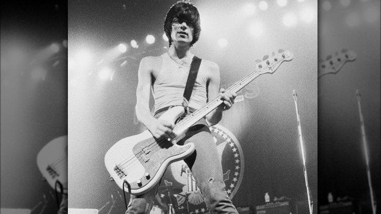 Dee Dee Ramone en train de jouer de la basse