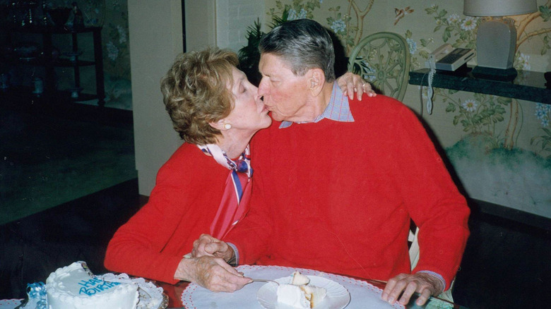 Un Ronald et Nancy Reagan âgés s'embrassant chez eux