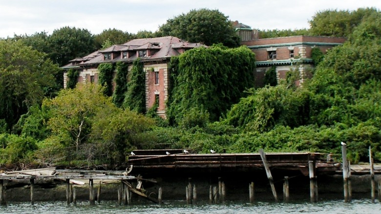 L'hôpital Riverside abandonné et envahi par la végétation sur North Brother Island