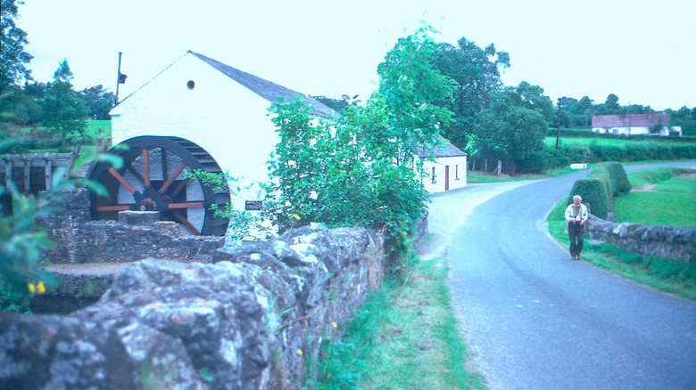 Route et bâtiment à Cookstown, Irlande du Nord dans les années 1980