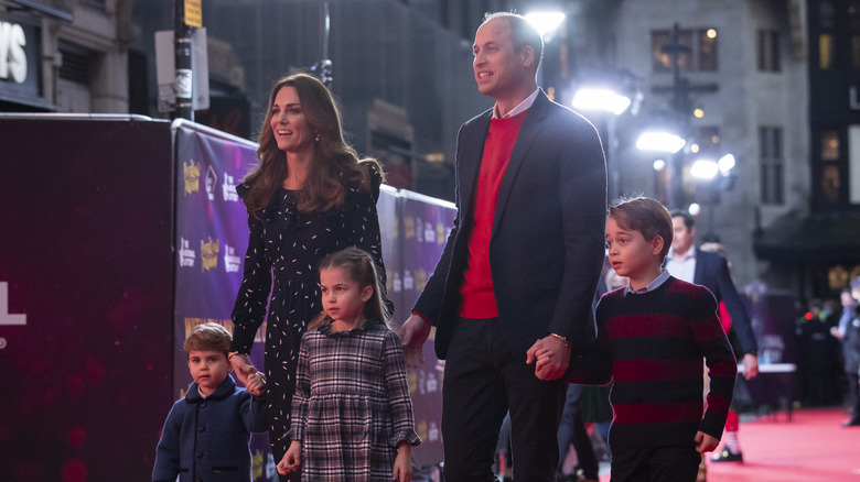 Prince William et sa famille marchant