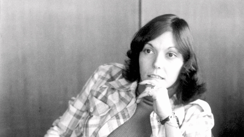 Karen Carpenter assise, la main sur le menton