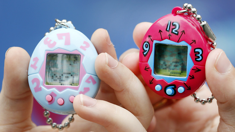 Tamagotchis dans des mains