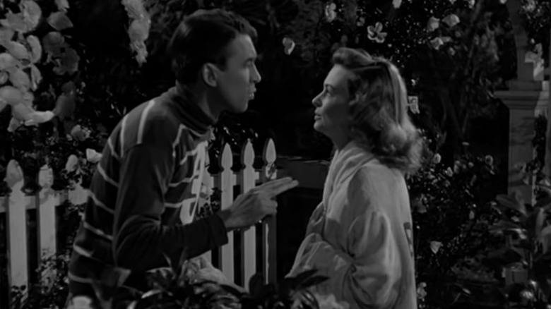 Jimmy Stewart et Donna Reed harmonisent parmi les hortensias