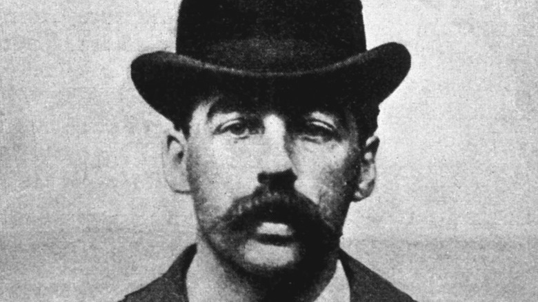 H.H. Holmes portant un chapeau