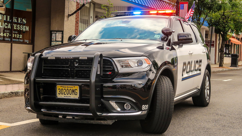 Voiture de police du New Jersey avec les gyrophares allumés