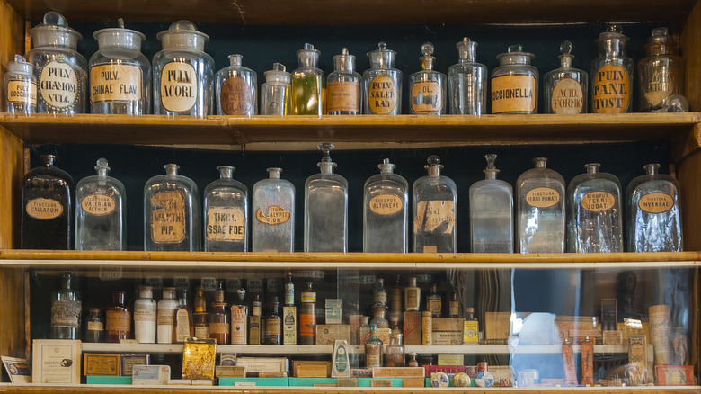 Étagères de pharmacie anciennes