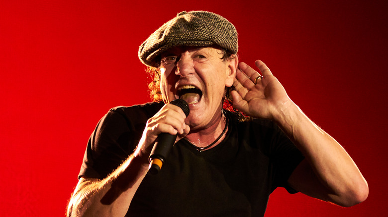 Brian Johnson chantant en concert