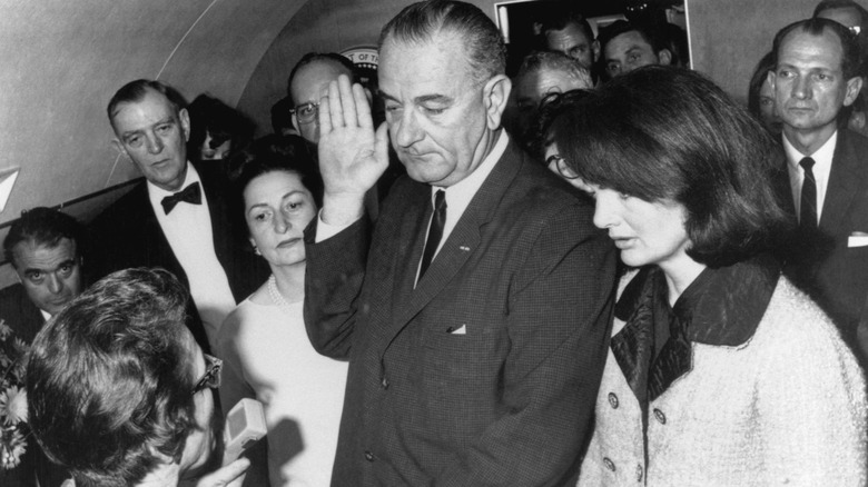 Lyndon Johnson prêté serment sur Air Force One