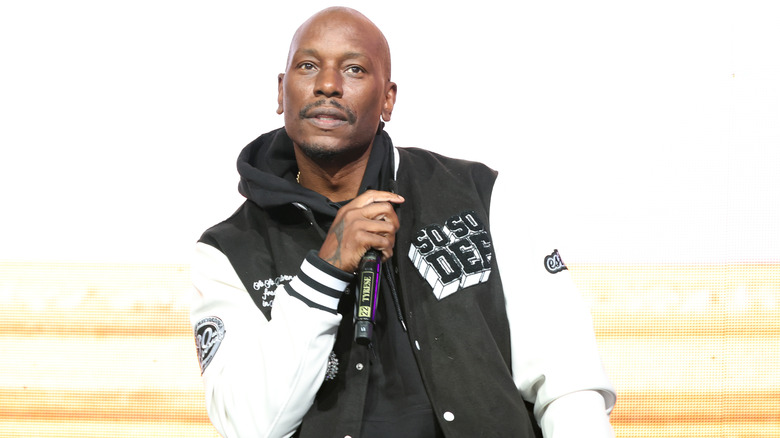 Tyrese Gibson avec un microphone