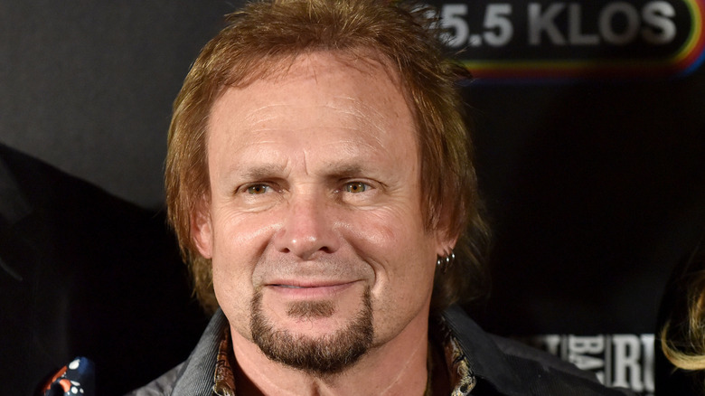 Michael Anthony de Van Halen faisant une grimace