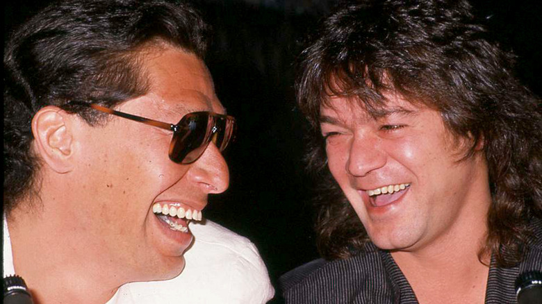 Alex Van Halen et Eddie Van Halen riant ensemble à la fin des années 1980