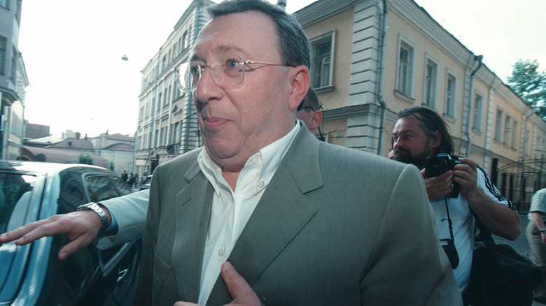 Vladimir Gusinsky marchant à travers la foule