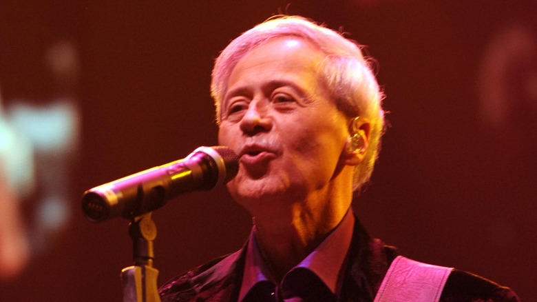 Wayne Osmond chantant sur scène