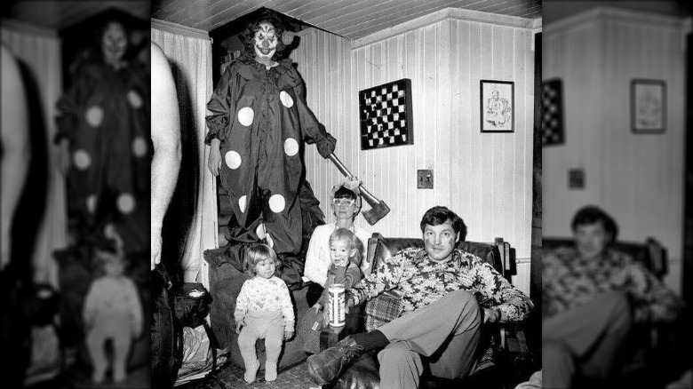 Clown effrayant avec une hache dans une photo de famille