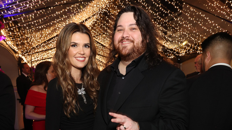 Andraia Allsop et Wolfgang Van Halen souriant lors du Governors Ball en 2024