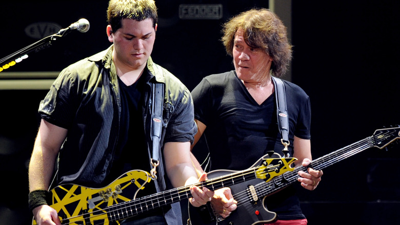 Wolfgang et Eddie Van Halen jouant ensemble sur scène en 2012