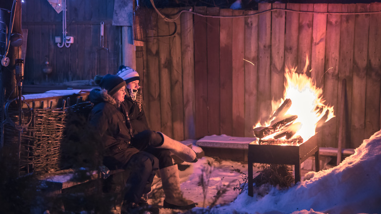 Des gens assis près d'un feu