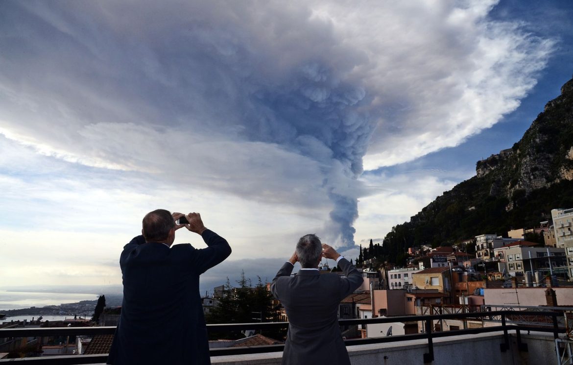 Éruption de l'Etna : Les touristes prennent des risques pour les selfies