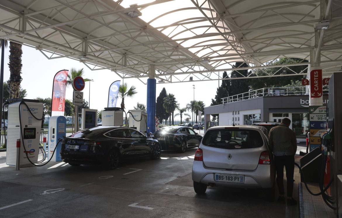 Trafic de cocaïne : 380 kg saisis dans une station-service en Aude