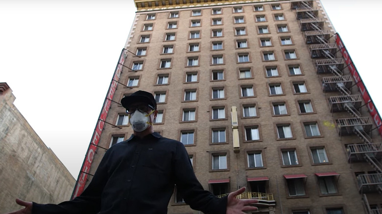 Zak devant l'hôtel Cecil