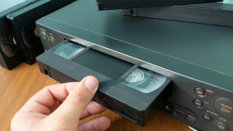 Le Dernier Film Hollywoodien Sorti en VHS : Une Réflexion Culturelle