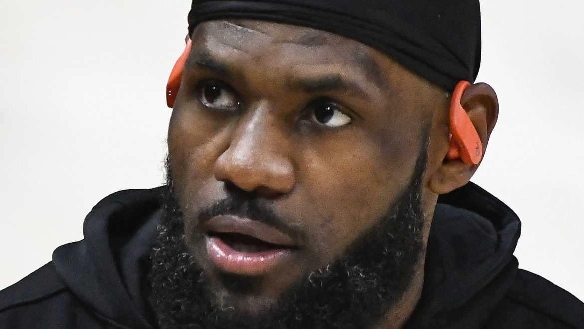 LeBron James change de numéro de maillot pour son film
