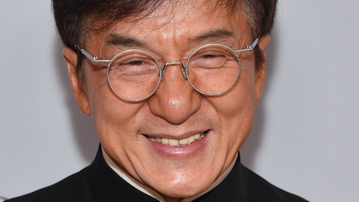 Pourquoi Jackie Chan a un trou permanent dans la tête