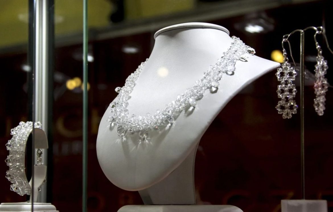 Un voleur avale des bijoux Tiffany et les expulse après 12 jours