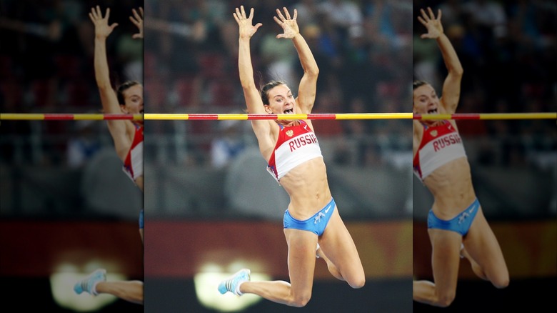 Yelena Isinbaeva en pleine compétition de saut à la perche