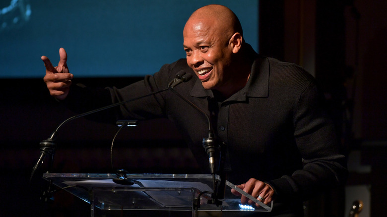 Dr. Dre au podium
