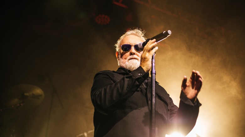 Roger Taylor chantant sur scène en 2021