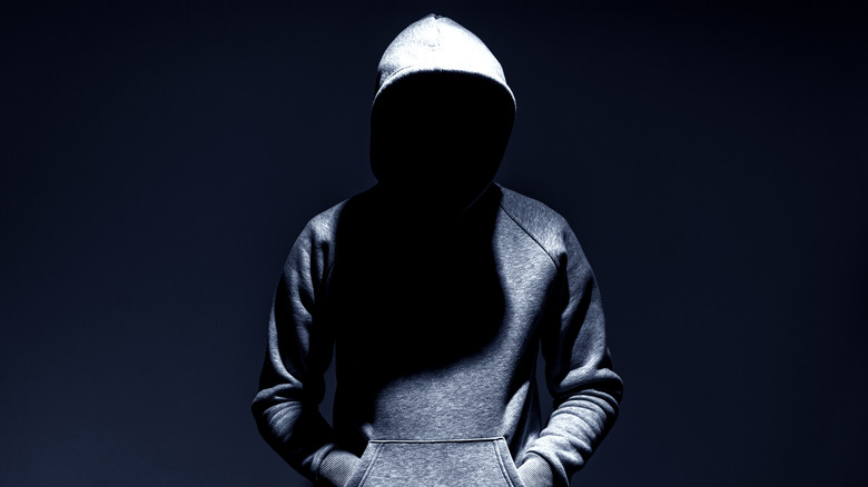 Une silhouette encapuchonnée