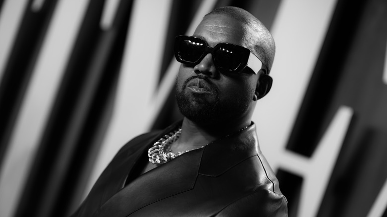 Kanye West avec des lunettes de soleil