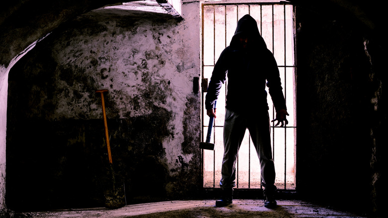 Homme en cellule de prison