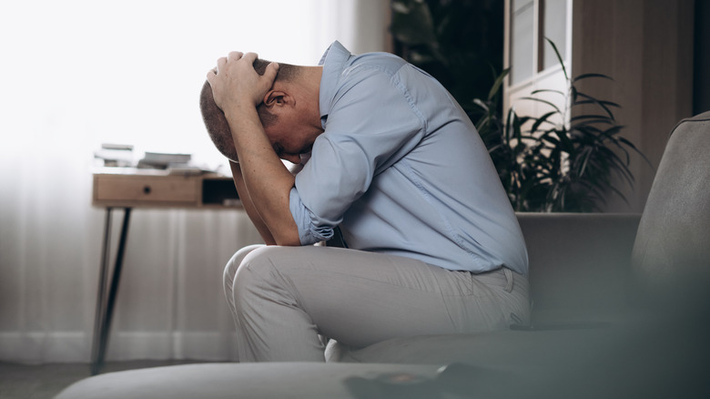 image de stock d'un homme dépressif