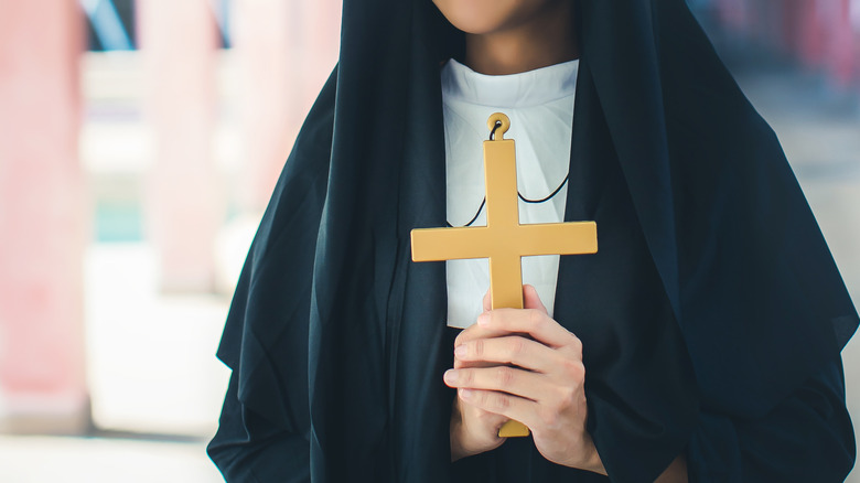 Religieuse tenant une croix