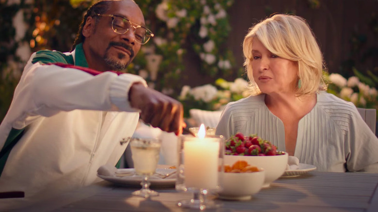 Snoop Dogg allumant une bougie, Martha Stewart en train de parler